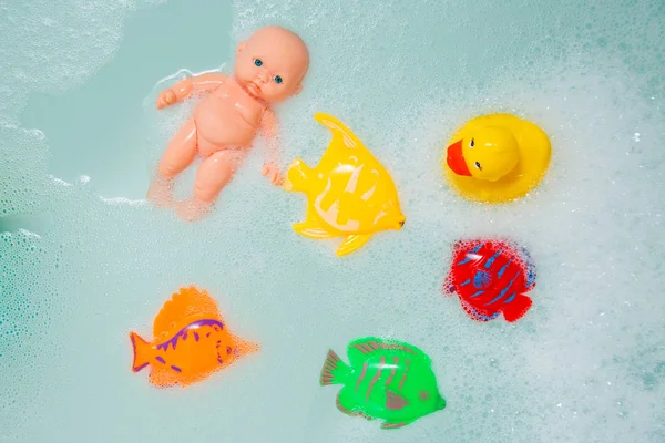 Badspeelgoed in witte schuim bubbels — Stockfoto
