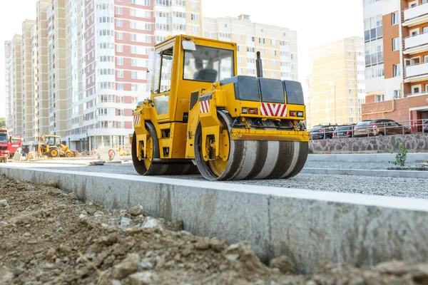 Walec drogowy na drodze — Zdjęcie stockowe