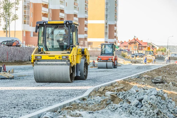 Дорожный каток на дороге — стоковое фото