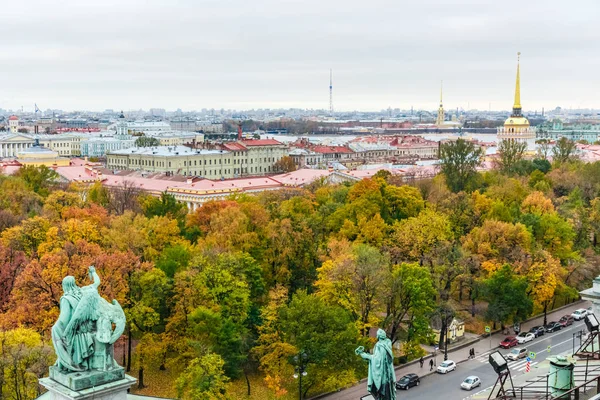 Санкт-Петербург вид з Исаакиевский собор — стокове фото