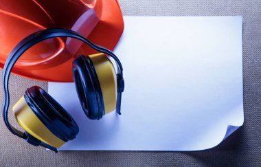 Kask, earphones ve kağıt