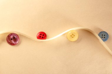 Renkli düğmeler ve dekoratif kurdele