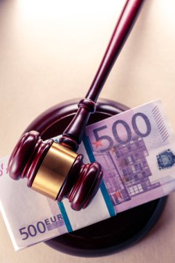 Ahşap hakimin tokmak ve euro