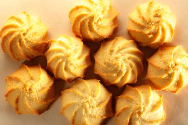 Kağıt üzerinde taze kurabiye