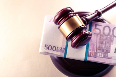 Ahşap hakimin tokmak ve euro