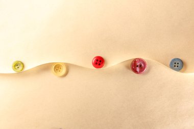Renkli düğmeler ve dekoratif kurdele