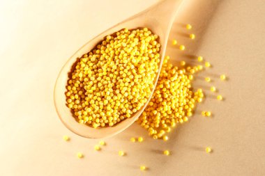 darı kabuğu çıkarılmış tane tahta kaşıkla