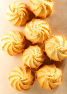 Kağıt üzerinde taze kurabiye