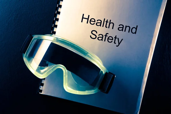 Documento de saúde e segurança com óculos — Fotografia de Stock