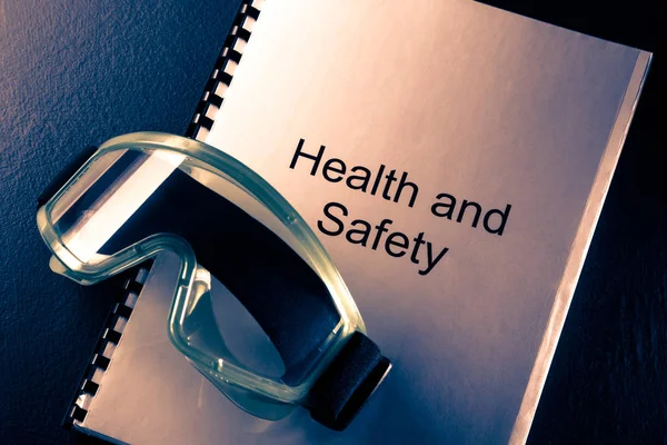 Documento de salud y seguridad con gafas —  Fotos de Stock