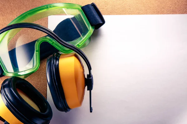 Earphones, goggles and blank paper — Stock Photo, Image