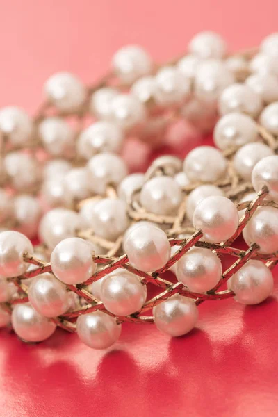 Collier avec perles blanches — Photo