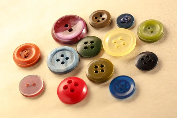Botones de colores sobre papel —  Fotos de Stock