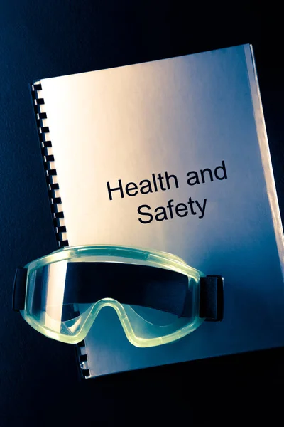 Documento de saúde e segurança com óculos — Fotografia de Stock
