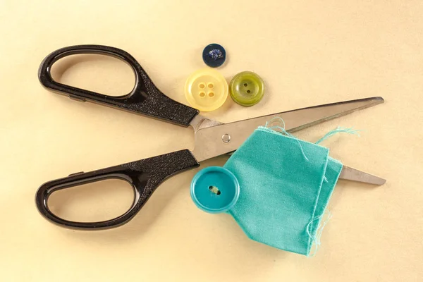 Renkli düğmeler, makas ve kumaş — Stok fotoğraf