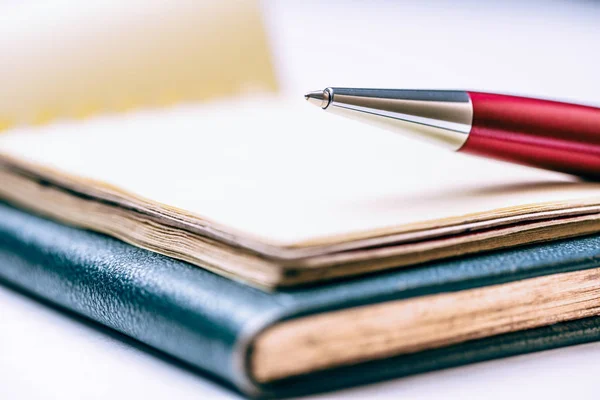 Cuadernos con pluma roja —  Fotos de Stock