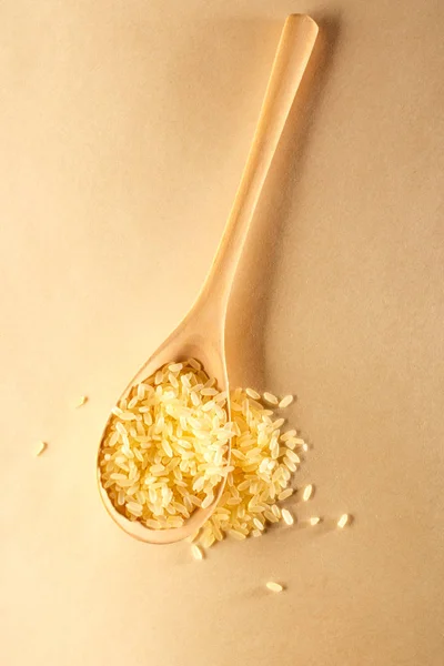 Hromada rýže s dřevěnou lžící — Stock fotografie