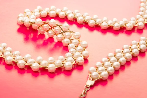 Halskette und Armband mit weißen Perlen — Stockfoto
