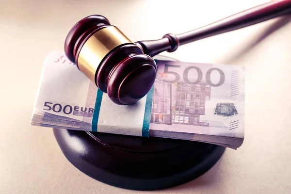 Wooden judge's gavel and euro — Stock Photo, Image