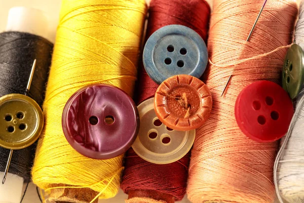 Thread bobbins, buttons and needles — Stock Photo, Image