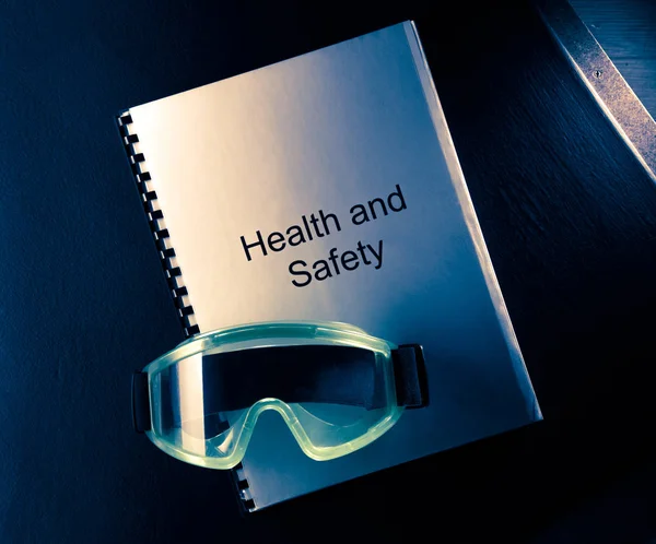 Documento de salud y seguridad con gafas — Foto de Stock