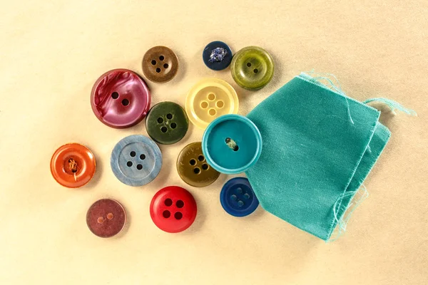 Boutons colorés sur papier — Photo