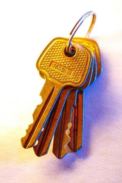 Metal keys on paper background — Stock Photo, Image