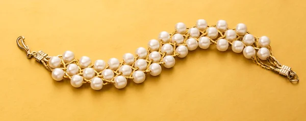 Bracelet avec perles blanches — Photo