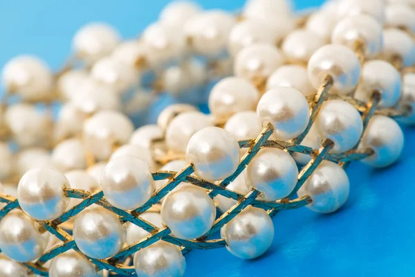 Halskette mit weißen Perlen — Stockfoto