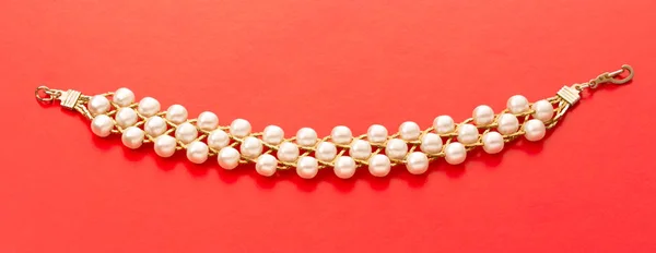 Armband med vita pärlor — Stockfoto