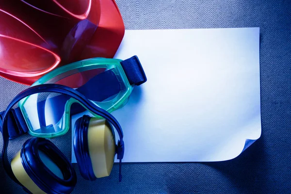 Helm, bril en oortelefoons en papier — Stockfoto