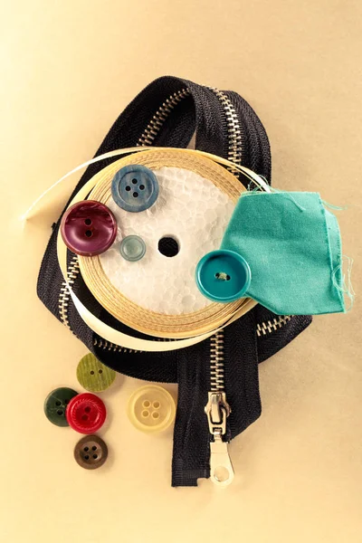 Boutons colorés, fermeture éclair et rouleau de ruban — Photo