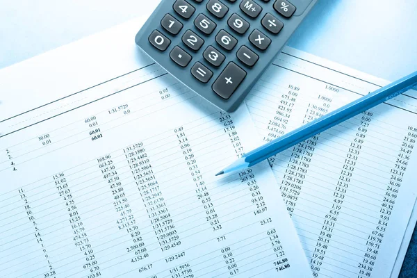 Presupuesto operativo, calculadora y lápiz — Foto de Stock
