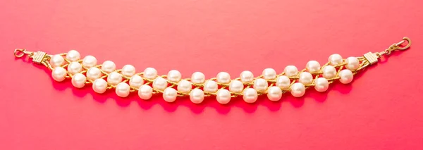 Armband med vita pärlor — Stockfoto