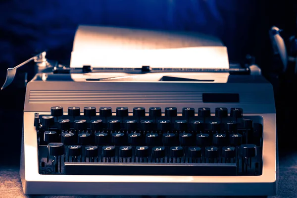 Máquina de escrever velha com alfabeto latino — Fotografia de Stock