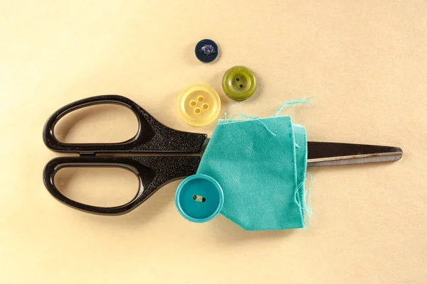 Boutons, ciseaux et tissu colorés — Photo