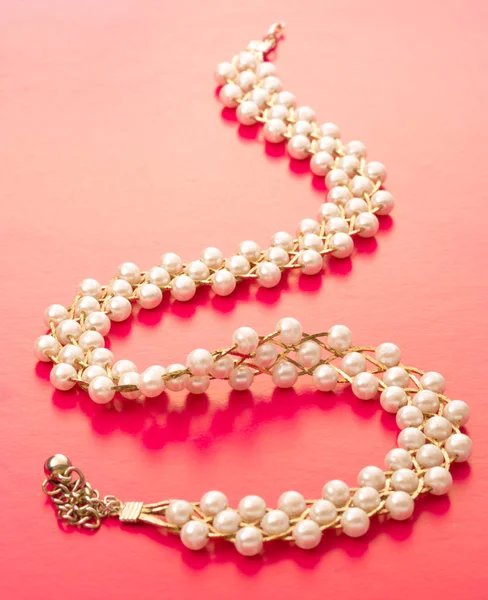 Collier avec perles blanches — Photo