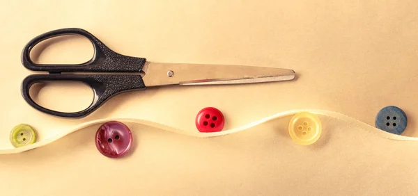Düğmeler, makas ve şerit — Stok fotoğraf