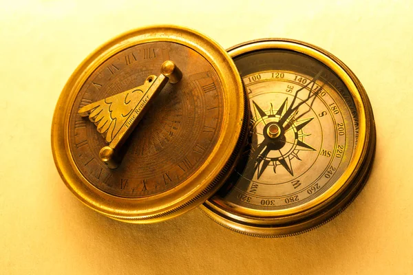 Вінтажний компас на столі — стокове фото