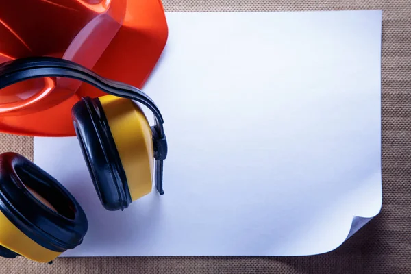 Casque, écouteurs et feuille de papier — Photo