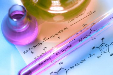 Kimyasal reaksiyonu formül tüplerini