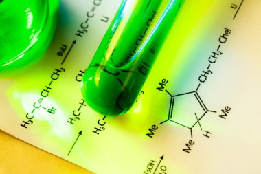 Tepki formülü ile kimyasal tüp