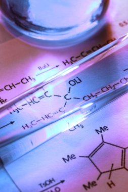 Kimyasal reaksiyonu formül tüplerini