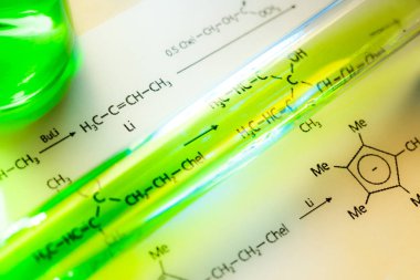 Kimyasal reaksiyonu formül tüplerini