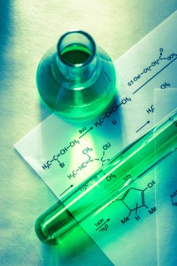 Kimyasal reaksiyonu formül tüplerini