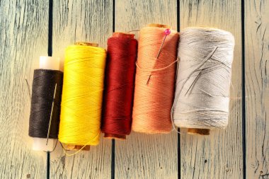 İplik bobin ve iğneler