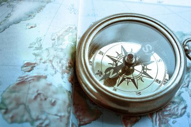 eski pusula harita üzerinde yalan