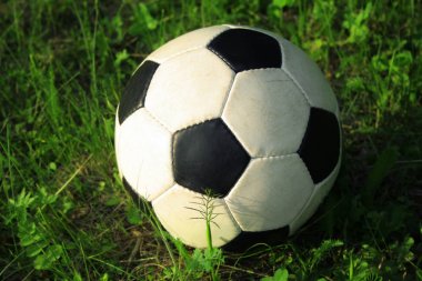 Yeşil çimlerde futbol topu