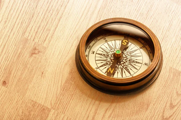 Винтажный коричневый компас — стоковое фото