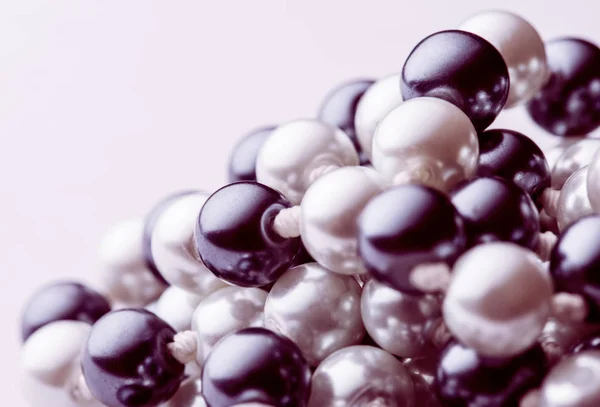 Schwarze und weiße Perlen — Stockfoto